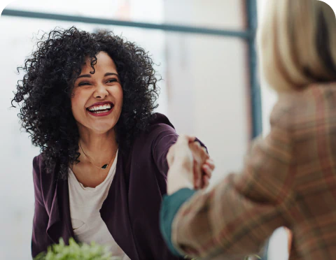 Mulher sorrindo em ambiente corporativo
