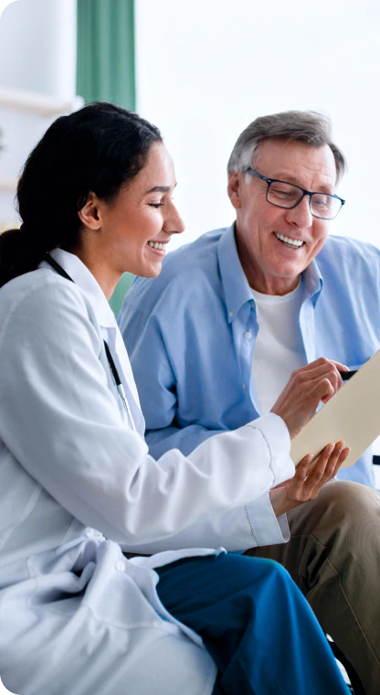 Profissional médico mostrando a um paciente os resultados de um exame