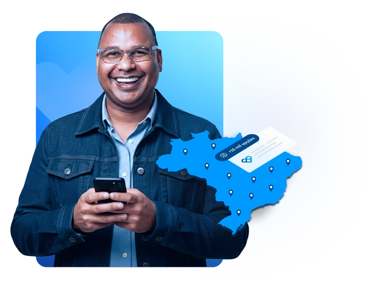 Homem sorrindo utilizando o aplicativo da Vale Saúde ao lado de mapa com indicadores da rede nacional de atendimento